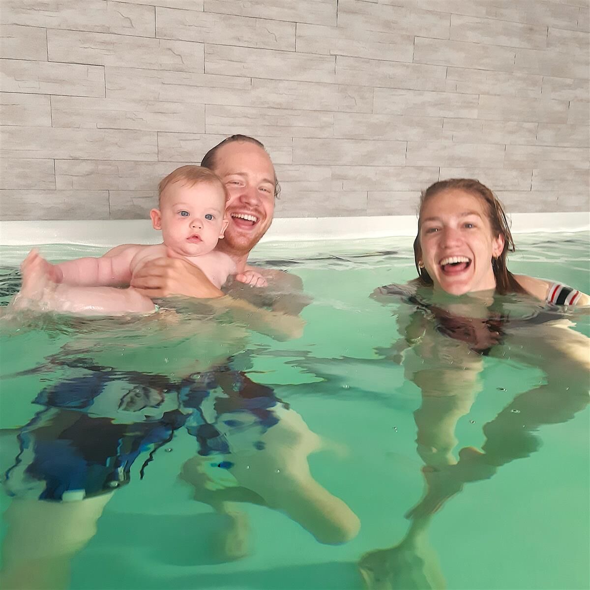 AQUANATAL - POSTnatale yoga in water PLUS BABY & PARTNER - 15 NOV 2026 om 10u @ LITTLE BUBBLES